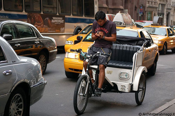 MANHATTAN - Un pedicab, i taxi bicicletta simili ai risciò, gli ultimi nati nella famiglia dei mezzi di trasporto che intasano le strade di New York