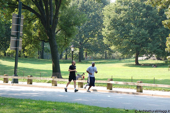 NEW YORK CITY - I newyorkesi vivono molto il loro Central Park e fin dal mattino praticano nel parco sport, footing, passeggiate