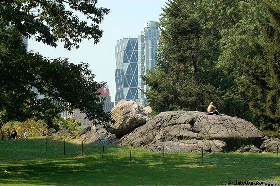 CENTRAL PARK - Rocce, alberi, prati e sullo sfondo l'inconfondibile struttura metallica a triangoli isosceli della Hearst Tower