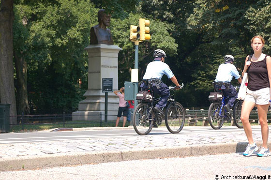 MANHATTAN - Polizia in bicicletta a Central Park South