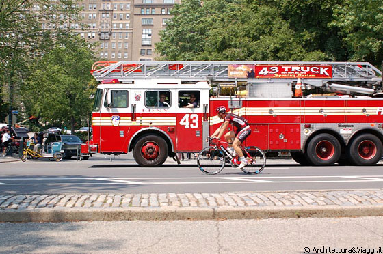 CENTRAL PARK SOUTH - A Manhattan è frequente imbattersi in squadre di pompieri, che dopo l'11 settembre sono i veri eroi della città