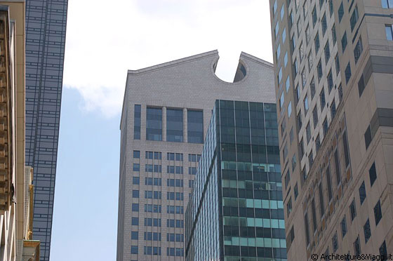MIDTOWN MANHATTAN - L'inconfondibile frontone dell'AT&T Building sovrasta Madison Avenue 