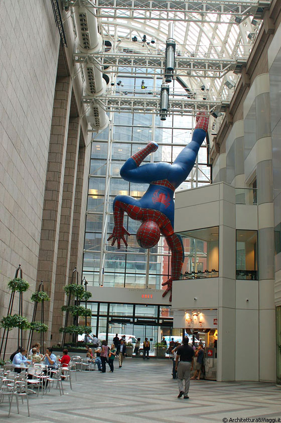MIDTOWN MANHATTAN - La luminosa hall interna dell'AT&T Building, oggi edificio Sony, con un simpatico uomo ragno