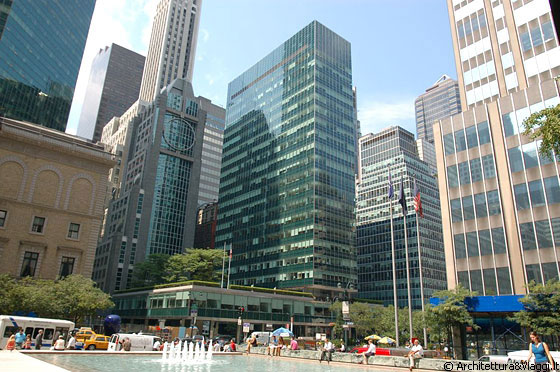 MIDTOWN MANHATTAN - Lever House su Park Avenue vista dall'ampia piattaforma del Seagram Building