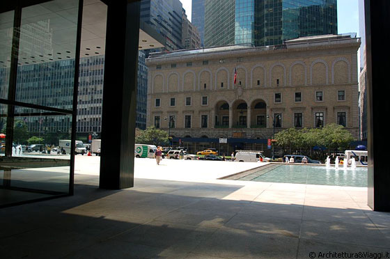 MIDTOWN MANHATTAN - Dal basamento di accesso coperto del Seagram Building vista su Park Avenue
