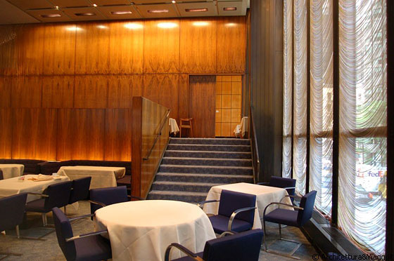NEW YORK CITY - L'elegante four Seasons conserva gli arredi e gli allestimenti originali del maestro Mies van der Rohe