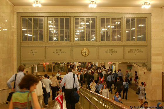 MIDTOWN MANHATTAN - Grand Central Terminal funge da collegamento tra trasporti treno, metro, auto e traffico pedonale in modo efficiente