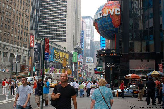 MIDTOWN MANHATTAN - Times Square, piazza nota a tutti anche se non si è mai stati a New York