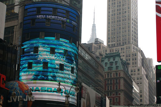 MIDTOWN MANHATTAN - L'insegna ricurva alta sette piani del NASDAQ in Times Square è costata 37 milioni di dollari 