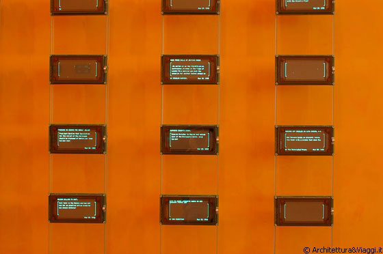 MIDTOWN MANHATTAN - Installazioni di monitor, a significare i flussi delle informazioni nell'era della comunicazione, all'interno del grande atrio del grattacielo del New York Times