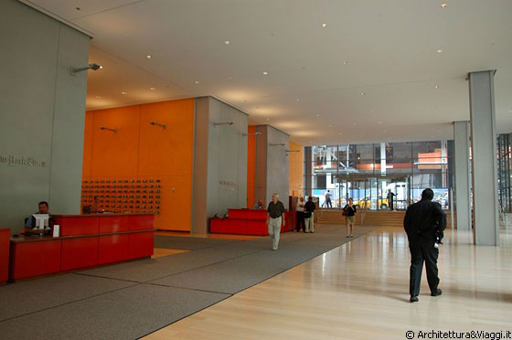 NEW YORK CITY - Luce e colore, insieme a minimalismo e ampi spazi, sono gli ingredienti di questo grande spazio vetrato al piano terra della nuova sede del New York Times