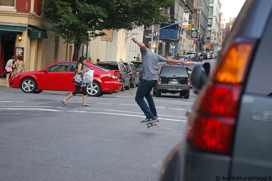 SOHO - Salto con skate - non c'è che dire la gente a New York si è riappropriata delle strade!