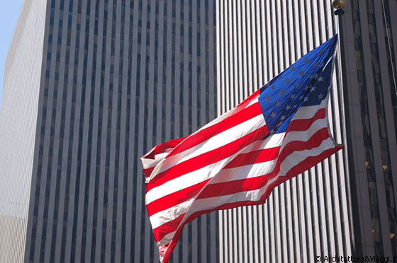 MIDTOWN MANHATTAN - La bandiera americana si staglia sullo sfondo di McGraw Hill Building in Sixth Avenue
