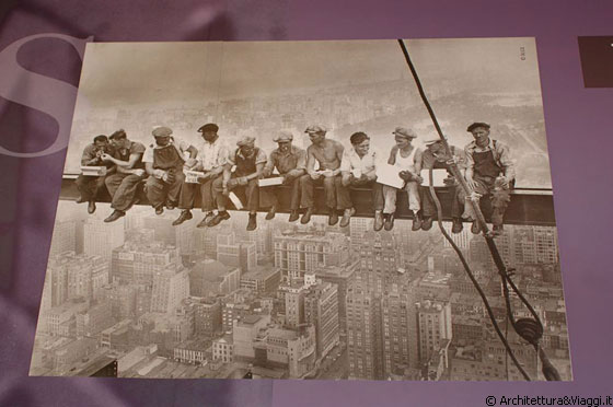 MIDTOWN MANHATTAN - La famosa foto degli operai seduti su una trave in acciaio sospesa a mezz'aria durante la costruzione del Rockefeller Center 