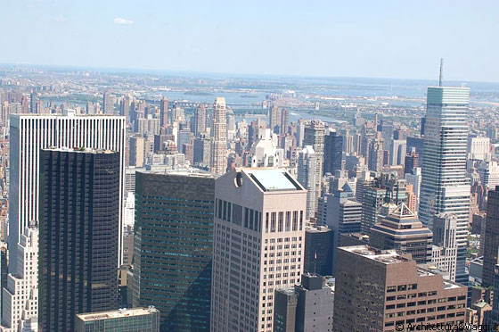 NEW YORK CITY - Dal Top of The Rock vista su Manhattan: in primo piano l'inconfondibile timpano dell'AT&T Building (oggi edificio Sony), di Philip Johnson e subito a sinistra l'IBM Building