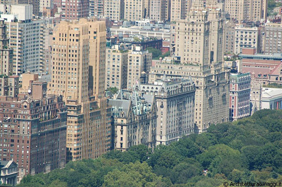 NEW YORK CITY - Dal Top of the Rock vista sui lussuosi palazzi di Central: accanto all'edificio color ocra con le alte torri, si riconoscono i Dakota Apartments, il luogo in cui John Lennon è stato ucciso