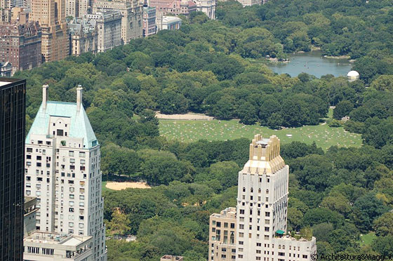 NEW YORK - Vista dal Top of the Rock: in primo piano sulla sinistra l'elegante Hampshire House domina il profilo sud di Central Park, mentre l'altra torretta è la Trump Tower