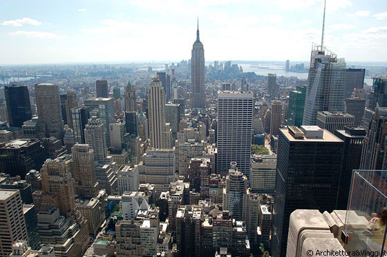 TOP OF THE ROCK - L'inconfondibile Empire State Building, così baricentrico rispetto a Midtown e Lower Manhattan, svetta alto sulla città