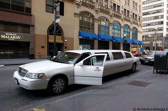MANHATTAN - Limousine dai vetri oscurati in Fifth Avenue
