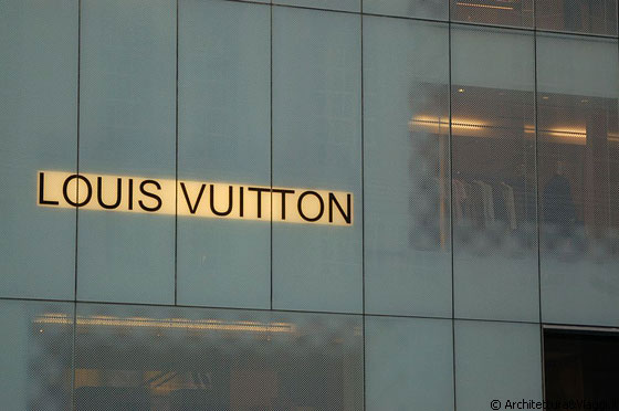 MIDTOWN MANHATTAN - Louis Vuitton store, all'angolo tra East 57th Street e Fifth Avenue - Jun Aoki, 2004