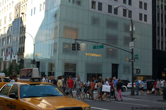 FIFTH AVENUE - L'elegante facciata in vetro sulla Fith Avenue del Louis Vuitton store, gioca sulla trasparenza cristallina e sulla traslucenza delle superfici