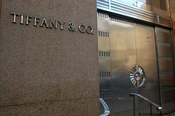 MIDTOWN MANHATTAN - L'elegante Tiffany & Co in Fifth Avenue, fu reso celebre dal grande schermo con 