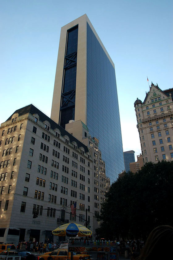 NEW YORK CITY - Dalla Fifth Avenue vista sull'imponente Solow Building dei SOM, mentre a destra si riconosce il profilo del famoso Plaza Hotel