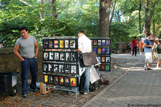 FIFTH AVENUE - Siamo ai margini di Central Park, questa bancarelle propone cartoline con le foto di Audrey Hepburn o con disegni déco dell'Empire