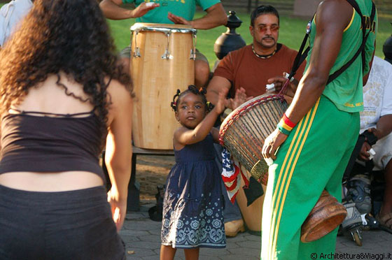 CENTRAL PARK - La musica è contagiosa e questa bambina non sa proprio resistere al ritmo dei tamburi: prima balla e poi suona!