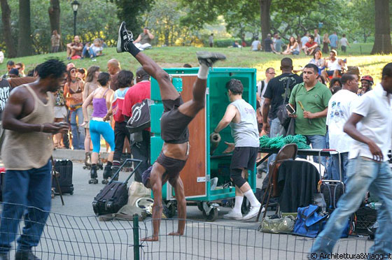 NEW YORK CITY - In Central Park tutti possono improvvisare e coinvolgere in eventi musicali, danze, gare di pattini, breakdance e improvvisazione 