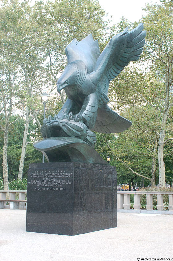LOWER MANHATTAN - East Coast War Memorial - l'aquila di bronzo al centro del monumento
