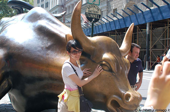 FINANCIAL DISTRICT - Charging Bull, opera bronzea di Arturo Di Modica, un'icona di Wall Street - angolo tra Broadway e State St (Bowling Green)