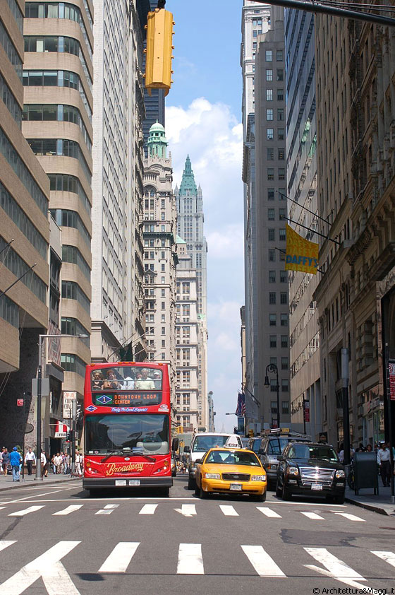 LOWER MANHATTAN - Broadway - si riconosce il Woolworth Building (edificio in fondo con la torretta verde)