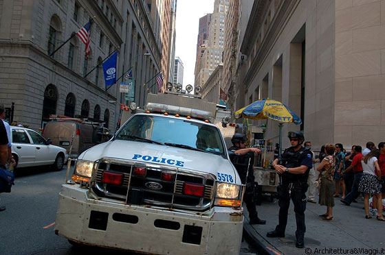 FINANCIAL DISTRICT - Poliziotti a Wall Street
