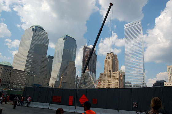 LOWER MANHATTAN - Sullo sfondo di Ground Zero, svettano le torri del World Financial Center (arch. Cesar Pelli & Associates, 1985/88) e più a destra il Barclay-Vesey Building