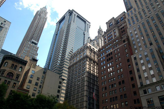 LOWER MANHATTAN - L'edificio al centro dell'immagine è 60 Wall Street (J.P. Morgan Headquarters) - arch. Kevin Roche, John Dinkeloo & Associates, 1989
