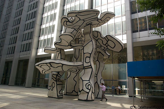 LOWER MANHATTAN - Group of Four Trees (Jean Dubuffet) di fronte al Chase Manhattan Plaza, un fumetto nella foresta architettonica del canyon di Wall Street