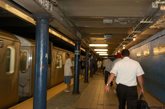 LOWER MANHATTAN - Metropolitana di New York - molti dei vecchi treni sono stati sostituiti da nuovi modelli