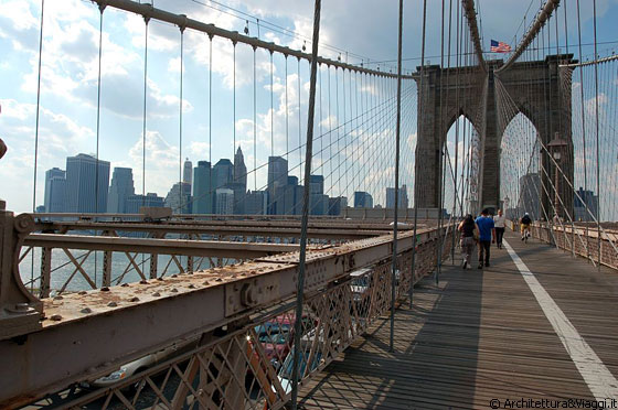 LOWER MANHATTAN - Attraversiamo a piedi il Ponte di Brooklyn in direzione Manhattan: da qui si può ammirare una splendida veduta panoramica su Lower Manhattan