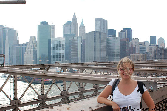 PONTE DI BROOKLYN - Io e sullo sfondo i grattacieli di Lower Manhattan: a giudicare dal ciuffo, tira forse un pò di vento!?