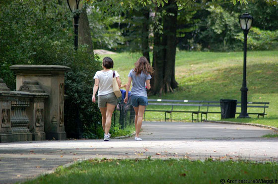 CENTRAL PARK - Giovani studentesse in vacanza passeggiano e parlano con il loro caffè americano