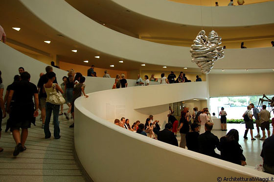 MUSEUM MILE - La rampa della hall interna del Guggenheim Museum