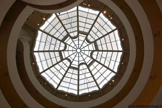MUSEUM MILE - La copertura vetrata dell'atrio del Guggenheim Museum vista dal basso