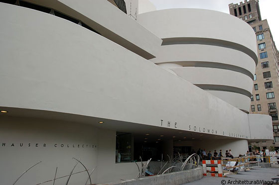 NYC - MUSEUM MILE - Nell'estate del 2008 erano in fase di ultimazioni i lavori di restauro degli esterni del Guggenheim Museum