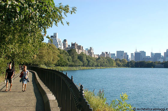 CENTRAL PARK - Il percorso di jogging lungo 1,58 miglia creato intorno a Jacqueline Kennedy Onassis Reservoir, in estate è un passatempo popolare di New York