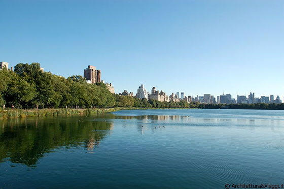 CENTRAL PARK - La vista sud est dei grattacieli che si riflettono nel grande specchio d'acqua intitolato a Jacqueline