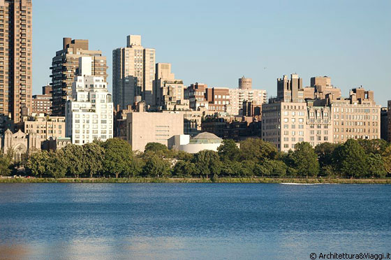 CENTRAL PARK - Dal Jacqueline Kennedy Onassis Reservoir vista sull'Upper East Side e sul Guggenheim Museum