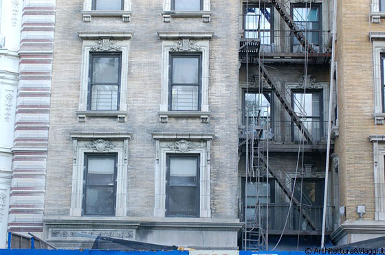 NEW YORK CITY - Il newyorkese medio spende circa i tre quarti del suo reddito mensile in affitto, mentre la maggior parte vive in edifici costruiti prima del 1940 ad affitto bloccato