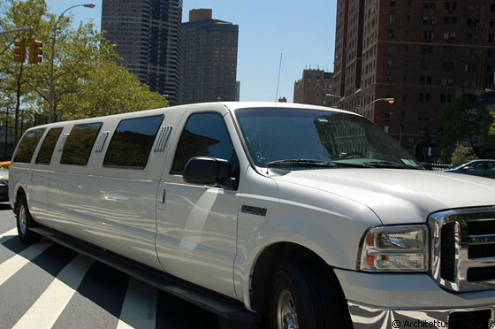 MIDTOWN MANHATTAN - A Manhattan le limousine sono più numerose dei taxi e questo la dice lunga sul tenore di vita dei newyorkesi