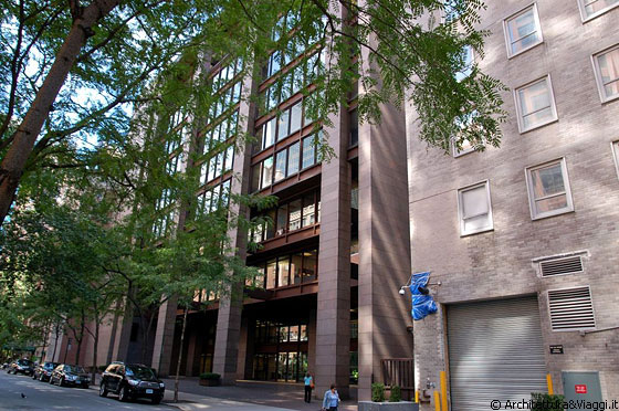 MIDTOWN MANHATTAN - L'edificio della Ford Foundation visto dalla 43rd Street